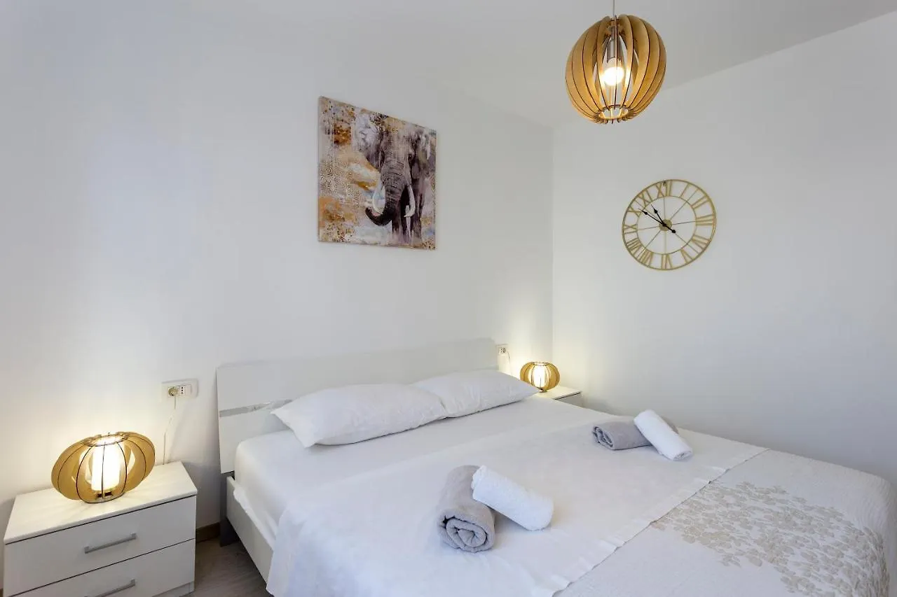 Newly Renovated Apartments In Funtana Kroatien